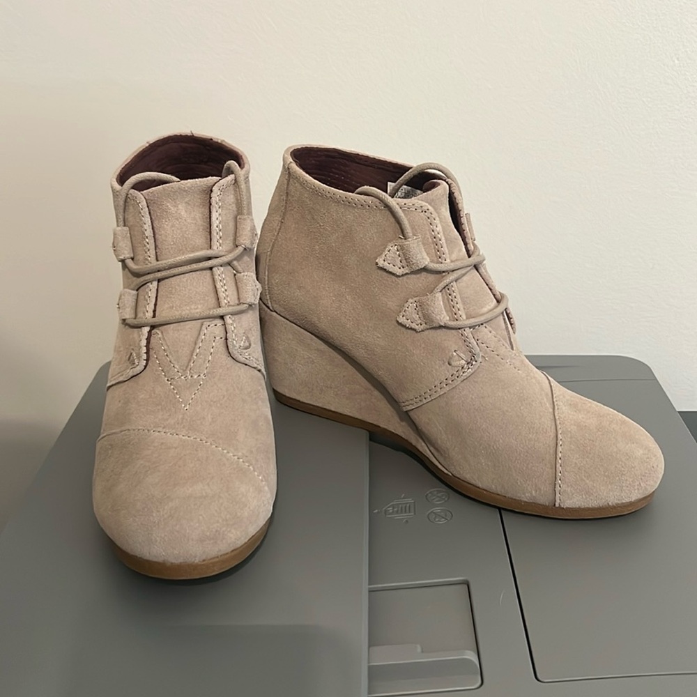 TOMS Kala wedge bootie size 8 EUC